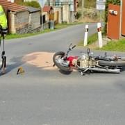 Šestnáctiletý motocyklista najel do auta