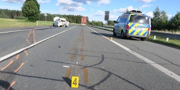Vážná dopravní nehoda, kamion sešrotoval osobní auto a odhodil ho několik metrů daleko