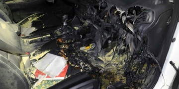 Zloděj si chtěl posvítit, zapálil auto