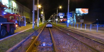 Další auto v kolejišti