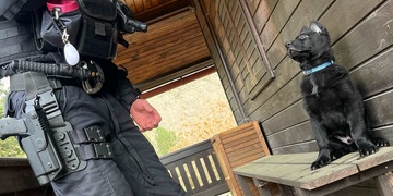 Při kontrolách chat se zaučoval i roztomilý policejní nováček