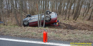 Auto skončilo na střeše mezi stromy