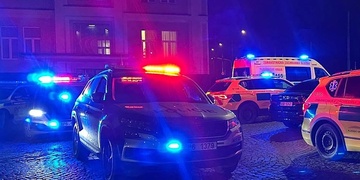 Rozbil mu hlavu těžkým popelníkem a poté ho opakovaně bodl do břicha