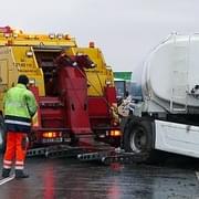 Dopravní nehoda cisterny zablokovala silnici
