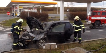 Hořící auto se samo rozjelo a vyjelo ven z pumpy