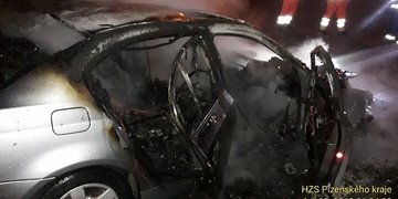 Auto shořelo ve vjezdu na čerpací stanici