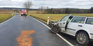 Při střetu vozů byli zraněni tři lidé