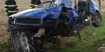 Mladík nezvládl vozidlo a trefil strom, vystřihávat ho museli hasiči