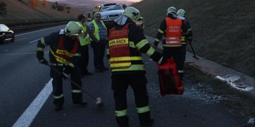 Na dálnici havarovalo a následně se převrátilo auto