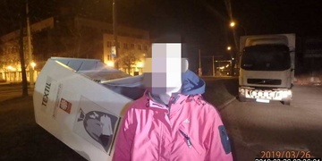 Slovák vykrádal kontejner se šatstvem