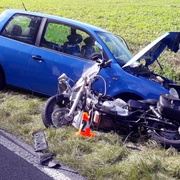 Střet motorky s autem u Všerub