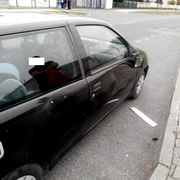 Opilý mladík začal demolovat auto