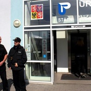 Úřednici vyhrožoval politím kyselinou