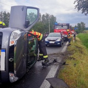 Auto ve kterém cestovala rodina s dětmi skončilo na boku