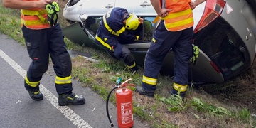 Řidič se zákazem řízení ujel od nehody