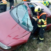 Dvě auta skončila na střeše, jednoho muže museli vystříhat hasiči