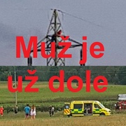 Sebevrah na stožáru vysokého napětí vyhrožuje skokem