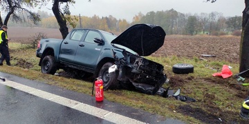 Po vyjetí ze silnice narazil pickup do stromu