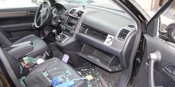 Nepochopitelné, další důvěřivec nechal v autě věci za 30 tisíc a odešel. Hádejte, jak to dopadlo.