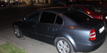 Ujíždějící Superb zastavil až policejní zátaras a namířené pistole