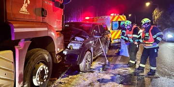 Střet pick-upu s nákladním vozidlem