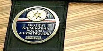 Celostátně hledaný se ukrýval pod postelí