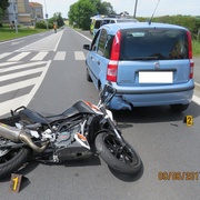Motorkářka "sejmula" Pandu, muž zase řídil s opicí