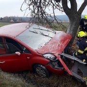 Auto po nárazu do stromu začalo hořet