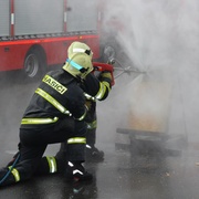 Cobra se prokouše betonem za pár vteřin a pak už sama bojuje s plameny