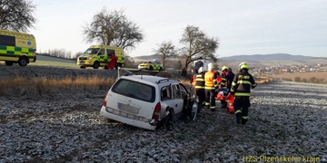 Auto letělo do pole