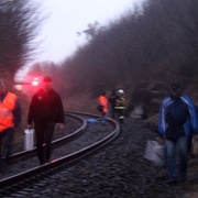 Žena si lehla přímo pod kola vlaku! Strojvedoucí vše viděl, ale tragédii se zabránit již nedalo.