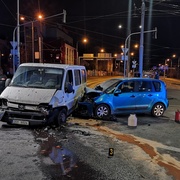 Požár auta po nehodě zlikvidovali policisté