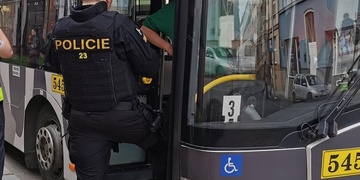 Útočník muže srazil na zem a zranil