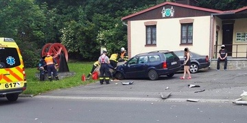 Sražené dítě na kole i havárie do plotu