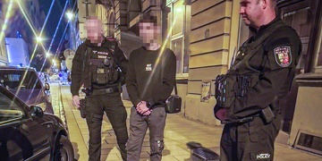 První muž řídil i přes platný zákaz, druhý řidičák nevlastnil vůbec a na voze měl falešné značky