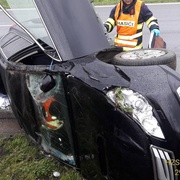 Převrácené auto na D5