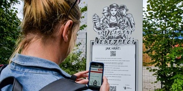 K plzeňské stezce Na vlastní nebezpečí, která pomocí rozšířené reality upozorňuje na rizika dospívajících, vznikla nová metodika