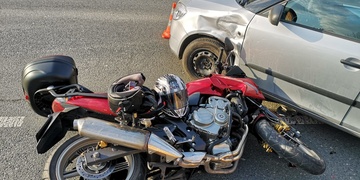 Střet motocyklu s osobním vozem