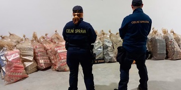Velký zásah celníků, v prodejně našli cigarety za miliony