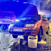 Auto zůstalo viset na ostrůvku a zbytcích dopravního značení