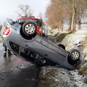 Auto skončilo na střeše v příkopu