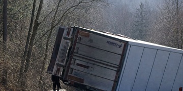 Převrácený kamion zcela zablokoval frekventovanou silnici