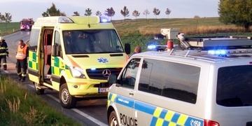 Při střetu kamionu s osobním automobilem byl zraněn člověk