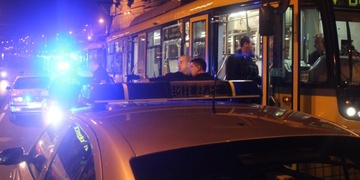 Napadení a rvačka v tramvaji plné lidí, vezoucích dárky