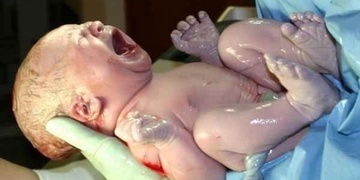 Maminka porodila během volání záchranky