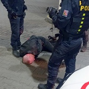Agresor napadal zákazníky i obsluhu čerpací stanice