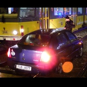 Další vozidlo v kolejišti, tramvajáci rezignují a vytahují je tramvajemi