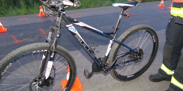 Cyklistu v bezvědomí transportoval vrtulník