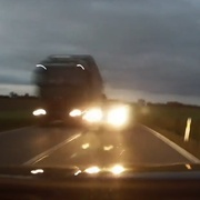 Vytlačil auto ze silnice a ujel
