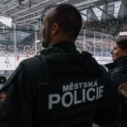 Během pouhé půlhodiny byli v Plzni napadeni dva strážníci